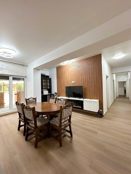 Pipera  Apartament in Pipera la parter cu 4 camere, curte privata de 30 mp si 2 locuri de parcare